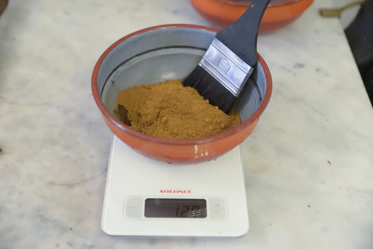 Afwegen: schaal met poeder en borstel