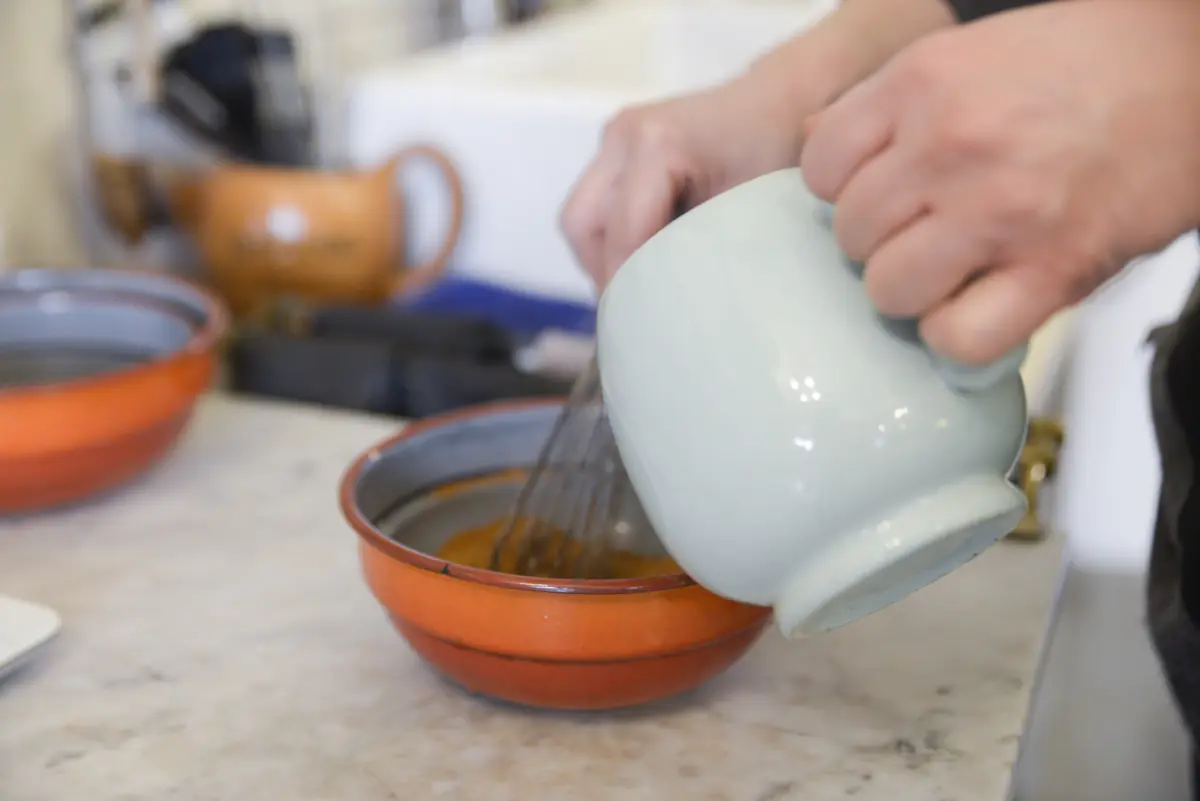 Mengen: warm water toevoegen aan het poeder