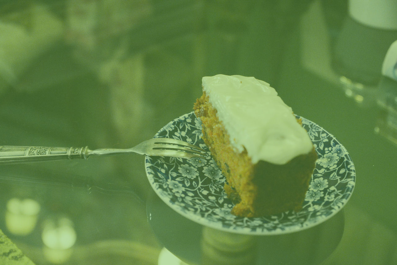 Stuk carrotcake op een decoratief bord — een gastvrij detail in de salon
