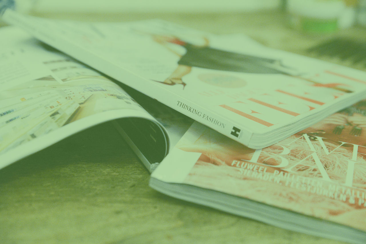 Modemagazines op de salontafel